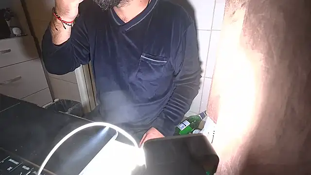 Snapshot of TigerOne19 chatting on December 14, 9:52 pm TigerOne19 online show from December 14, 9:52 pm