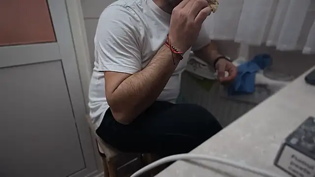 Snapshot of TigerOne19 chatting on March 10, 5:07 pm TigerOne19 online show from March 10, 5:07 pm