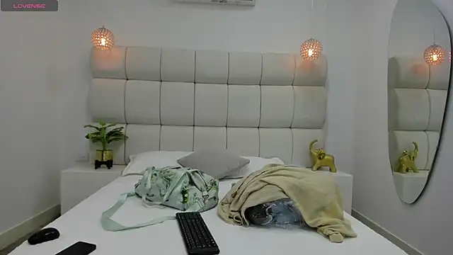 Snapshot of DanielleEvans_ chatting on October 1, 11:27 am DanielleEvans  online show from October 1, 11:27 am