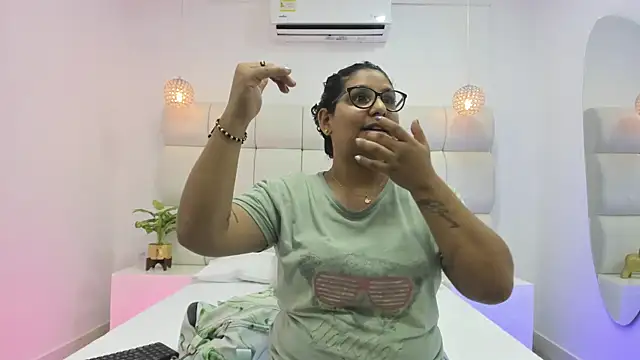 Snapshot of DanielleEvans_ chatting on October 3, 11:18 am DanielleEvans  online show from October 3, 11:18 am