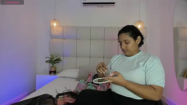 Snapshot of DanielleEvans_ chatting on October 9, 11:19 am DanielleEvans  online show from October 9, 11:19 am