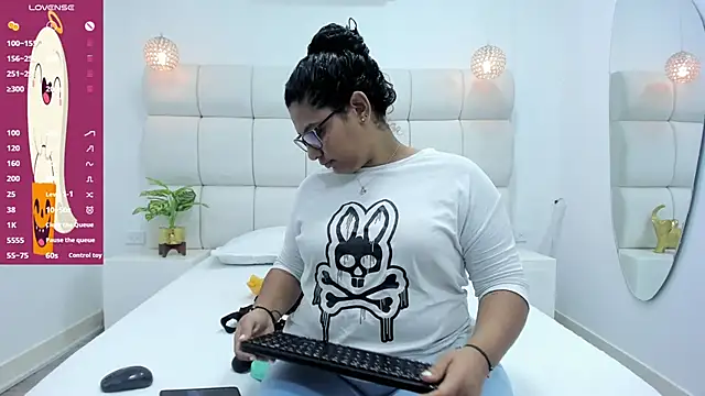 Snapshot of DanielleEvans_ chatting on October 29, 11:23 am DanielleEvans  online show from October 29, 11:23 am