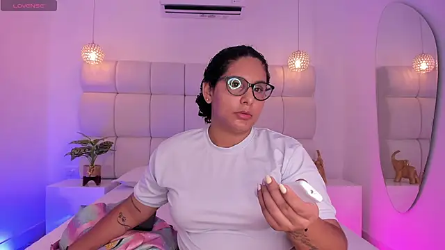 Snapshot of DanielleEvans_ chatting on November 2, 11:23 am DanielleEvans  online show from November 2, 11:23 am