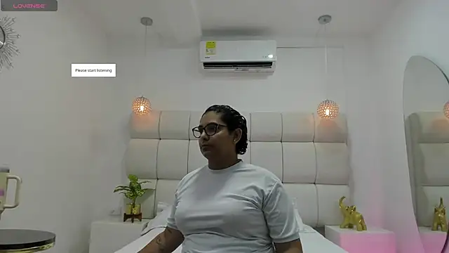 DanielleEvans  online show from November 25, 11:21 am