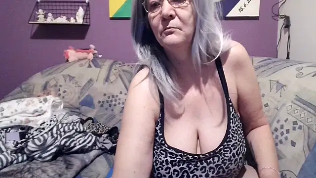 Snapshot of milfchantal4 chatting on February 23, 9:33 am milfchantal4 online show from February 23, 9:33 am