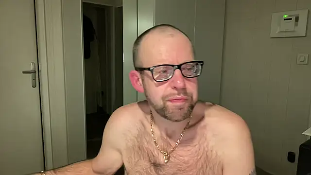 Snapshot of FABIOGLASSES chatting on November 18, 10:47 pm FABIOGLASSES online show from November 18, 10:47 pm