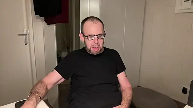 Snapshot of FABIOGLASSES chatting on December 2, 11:23 pm FABIOGLASSES online show from December 2, 11:23 pm