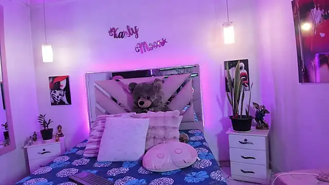 Snapshot of Karly_moon chatting on July 28, 8:52 pm Karly moon online show from July 28, 8:52 pm