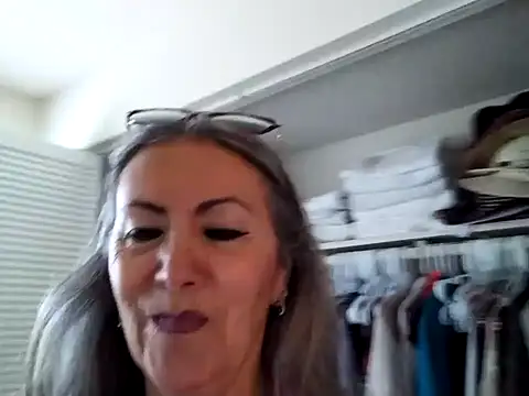 EvaRobinson online show from February 12, 9:01 pm