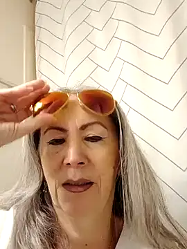 EvaRobinson online show from February 17, 3:31 pm