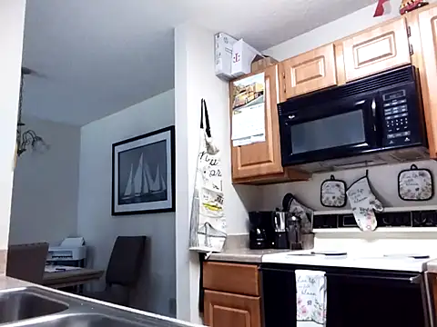 EvaRobinson online show from March 6, 4:07 pm