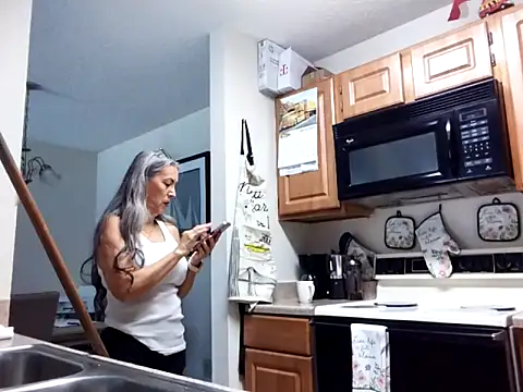 EvaRobinson online show from March 6, 8:05 pm