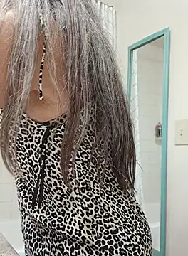 EvaRobinson online show from October 13, 8:09 pm