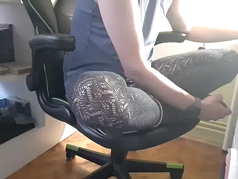 Snapshot of feathersify chatting on November 18, 6:51 am feathersify online show from November 18, 6:51 am