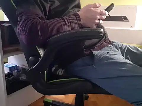 Snapshot of feathersify chatting on November 25, 7:08 am feathersify online show from November 25, 7:08 am