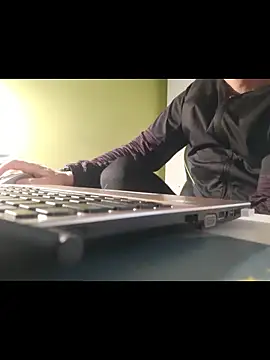 Snapshot of feathersify chatting on December 18, 11:38 am feathersify online show from December 18, 11:38 am