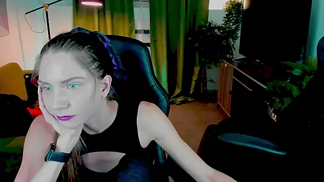 Snapshot of GrayceWild chatting on September 19, 5:53 am GrayceWild online show from September 19, 5:53 am