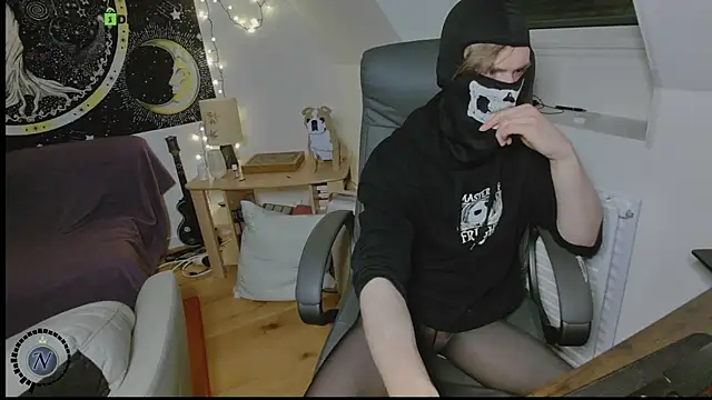 Snapshot of Nyl0nnickb0y chatting on December 1, 9:20 pm Nyl0nnickb0y online show from December 1, 9:20 pm