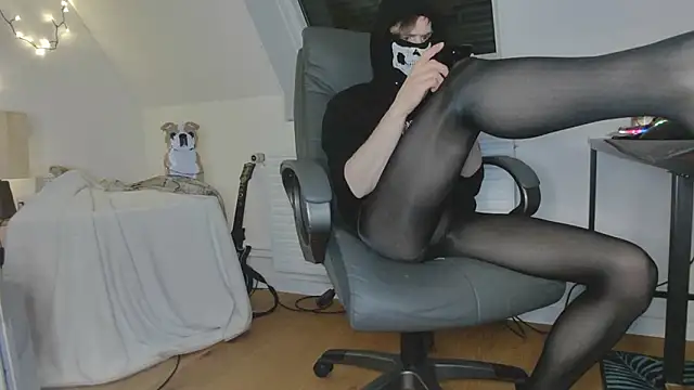 Snapshot of Nyl0nnickb0y chatting on February 16, 9:11 pm Nyl0nnickb0y online show from February 16, 9:11 pm