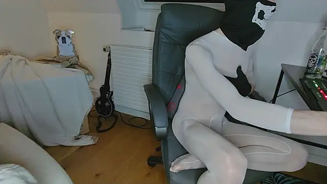 Snapshot of Nyl0nnickb0y chatting on March 2, 9:10 pm Nyl0nnickb0y online show from March 2, 9:10 pm