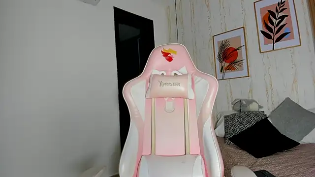 CameronCollins  online show from January 16, 7:31 pm