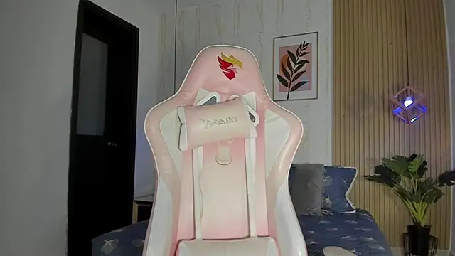 CameronCollins  online show from October 20, 7:47 pm