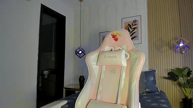 CameronCollins  online show from October 27, 7:51 pm