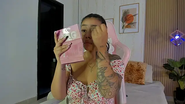 CameronCollins  online show from December 3, 7:34 pm