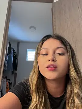 lunablossom  online show from December 25, 7:24 pm