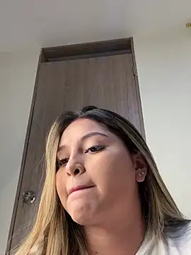 lunablossom  online show from January 3, 11:55 pm