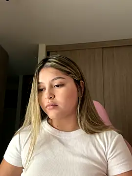 lunablossom  online show from January 7, 12:24 am