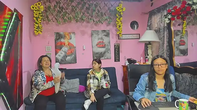 Snapshot of lesbiancuple chatting on April 15, 12:12 pm lesbiancuple online show from April 15, 12:12 pm