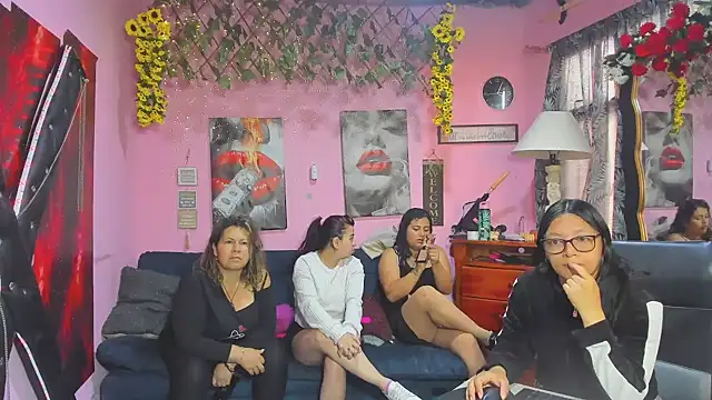 Snapshot of lesbiancuple chatting on April 18, 12:20 pm lesbiancuple online show from April 18, 12:20 pm