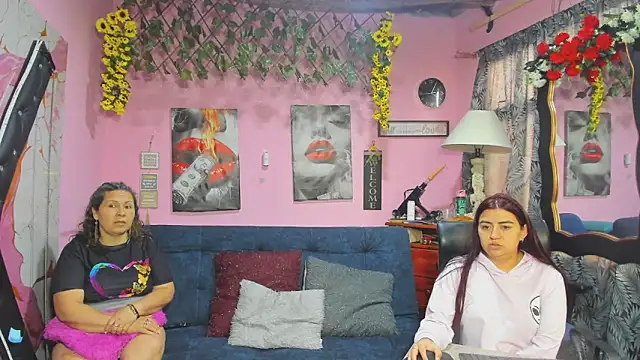 Snapshot of lesbiancuple chatting on April 24, 12:29 pm lesbiancuple online show from April 24, 12:29 pm