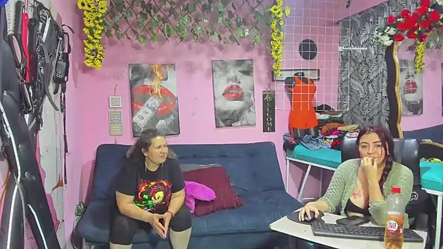Snapshot of lesbiancuple chatting on May 13, 1:58 am lesbiancuple online show from May 13, 1:58 am