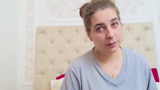 Snapshot of KarinaNoir chatting on December 22, 5:01 am KarinaNoir online show from December 22, 5:01 am