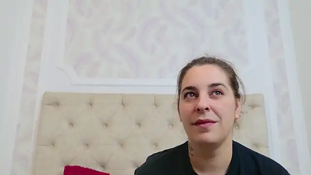 Snapshot of KarinaNoir chatting on December 24, 2:21 am KarinaNoir online show from December 24, 2:21 am