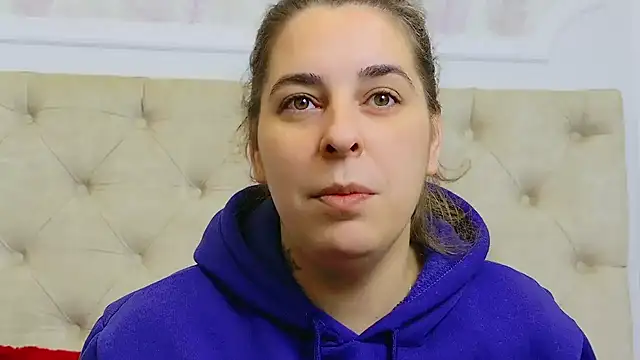 Snapshot of KarinaNoir chatting on February 9, 5:19 am KarinaNoir online show from February 9, 5:19 am