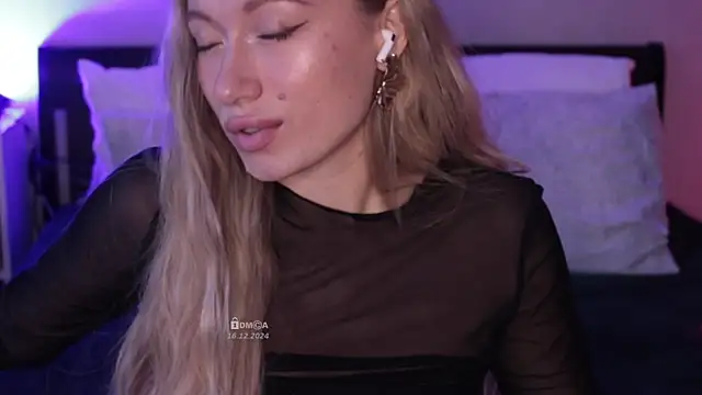 Snapshot of Blondie_Bunny chatting on December 16, 4:02 am Blondie Bunny online show from December 16, 4:02 am