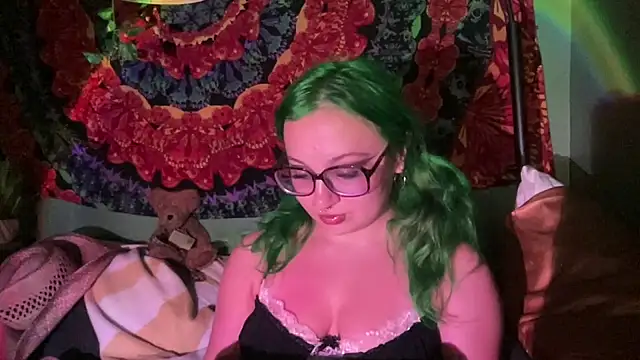 Snapshot of sweetandwet_daddy chatting on June 16, 12:30 pm sweetandwet daddy online show from June 16, 12:30 pm