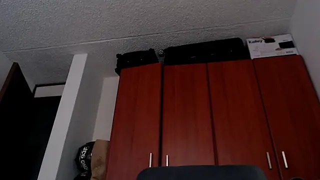 Snapshot of Juls_winter_ chatting on December 13, 9:20 pm Juls winter online show from December 13, 9:20 pm