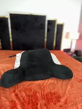 Snapshot of KarissaChantelle chatting on January 1, 12:11 am KarissaChantelle online show from January 1, 12:11 am