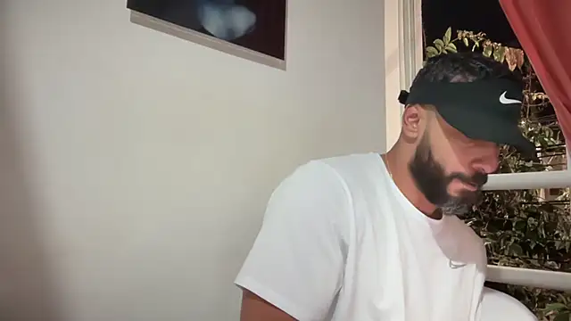 Snapshot of romeolovedark chatting on October 9, 1:47 am romeolovedark online show from October 9, 1:47 am