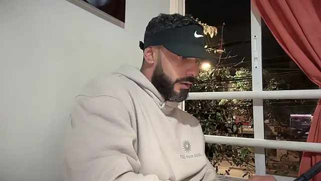 Snapshot of romeolovedark chatting on October 31, 6:47 am romeolovedark online show from October 31, 6:47 am