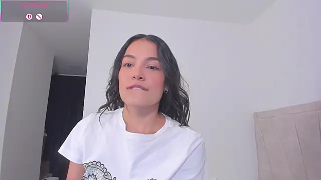 TIFFANYRUSSO online show from July 21, 6:05 am