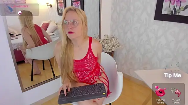 EmilySumer online show from March 5, 8:21 pm