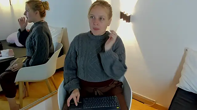 EmilySumer online show from February 22, 1:09 pm