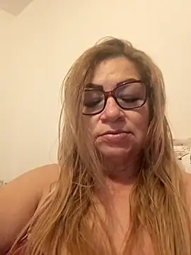Snapshot of gisela27 chatting on April 8, 2:55 am gisela27 online show from April 8, 2:55 am
