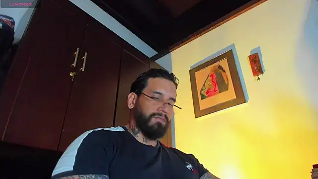 Snapshot of CamiloGray_ chatting on April 9, 3:28 pm CamiloGray online show from April 9, 3:28 pm