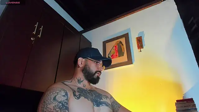 Snapshot of CamiloGray_ chatting on May 9, 1:38 pm CamiloGray online show from May 9, 1:38 pm